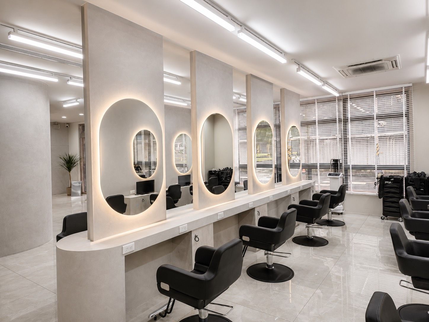 舍肆 Celsius Salon 竹北設計座位區，橢圓鏡與自然光